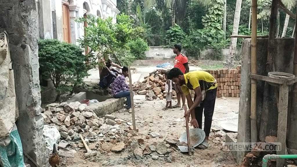 25 Hindu families in Narail regain road access after 9-day 'wall blockade'